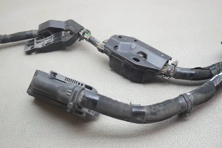 Toyota Prius (XW30) (2009 - 2015) 8212247030 Проводка двигателя — фото 2