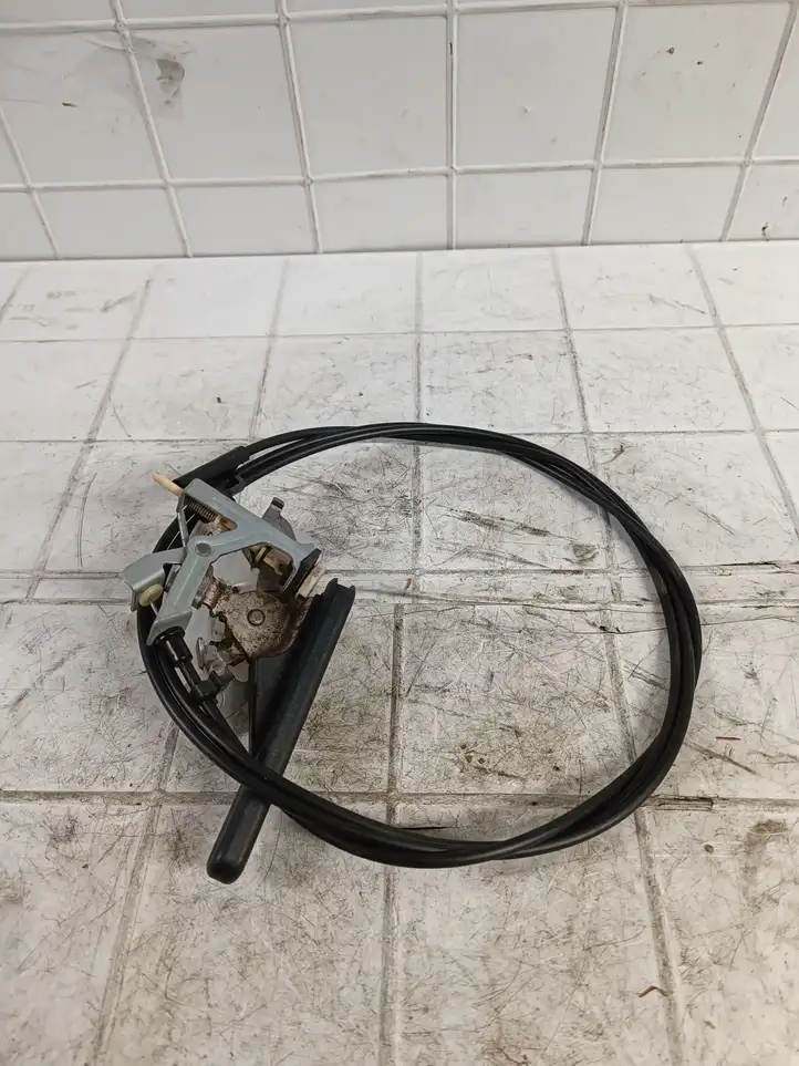 Nissan     трос топливного бака