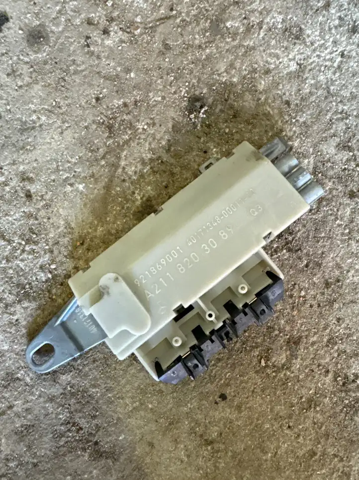 Mercedes-Benz E W211 (2002 - 2009) A2118203089 Усилитель антенны — фото 1