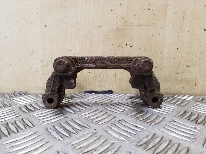 Volvo S40 (2004 - 2007) Скоба заднего тормозного суппорта — фото 3