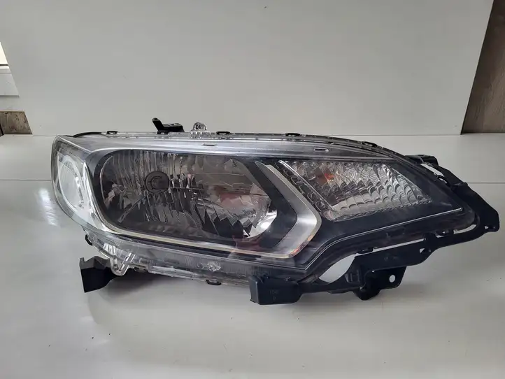 Honda Jazz (2015 - 2020) Передняя фара — фото 1