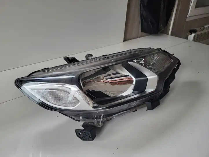Honda Jazz (2015 - 2020) Передняя фара — фото 9