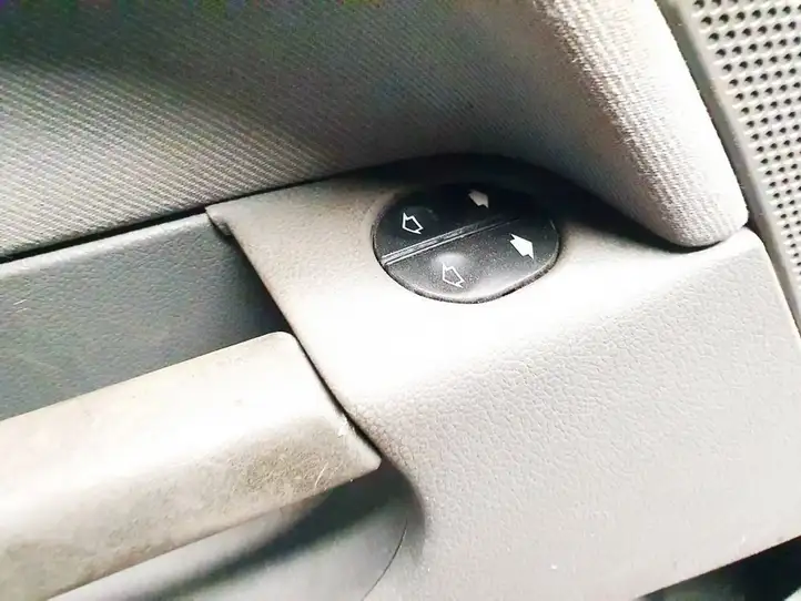 Ford Fiesta (2000 - 2005) Кнопка стеклоподъемников — фото 1