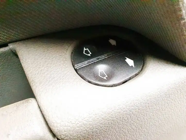 Ford Fiesta (2000 - 2005) Кнопка стеклоподъемников — фото 2