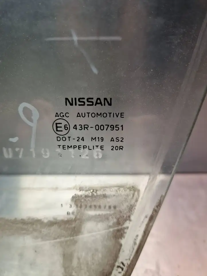 Nissan Juke I F15 (2010 - 2018) 43R007951 Стекло передней двери — фото 3
