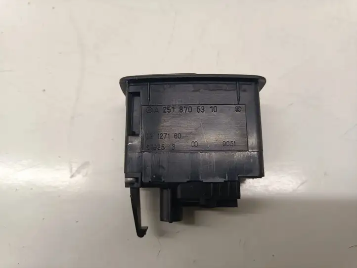 Mercedes-Benz ML W164 (2005 - 2011) A2518706310 Кнопка закрытия багажника — фото 2
