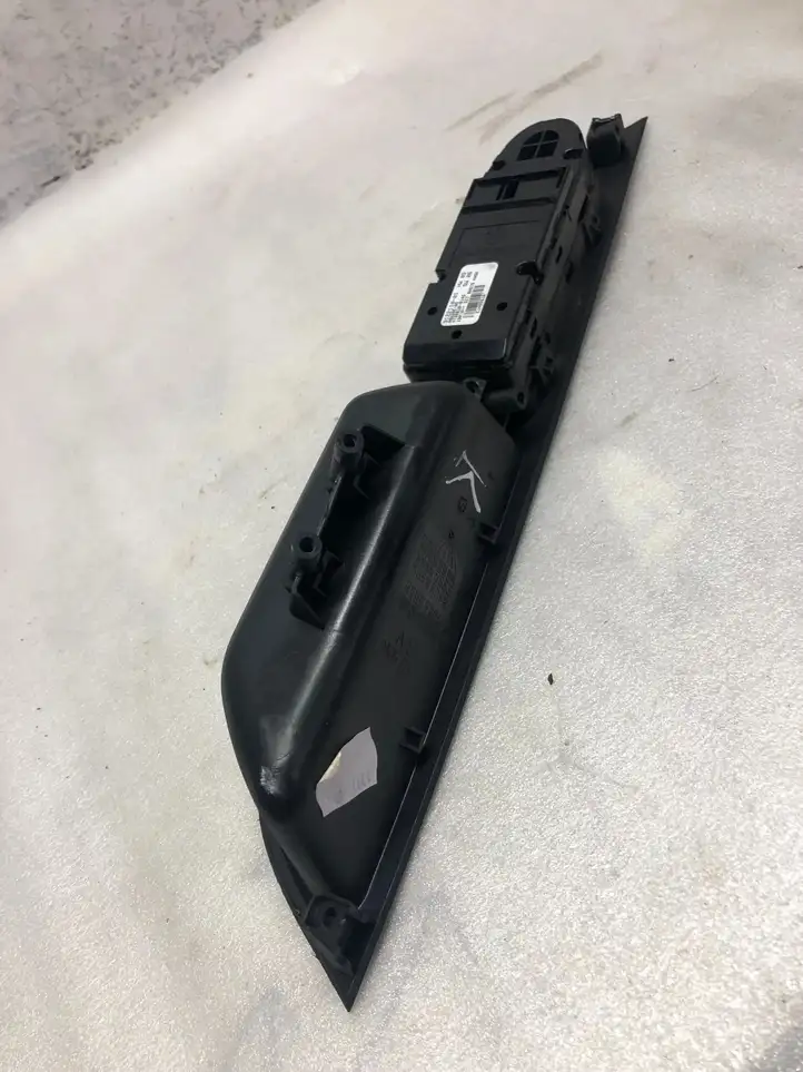 BMW 5 E60 E61 (2004 - 2010) 912211001 Кнопка стеклоподъемников — фото 3