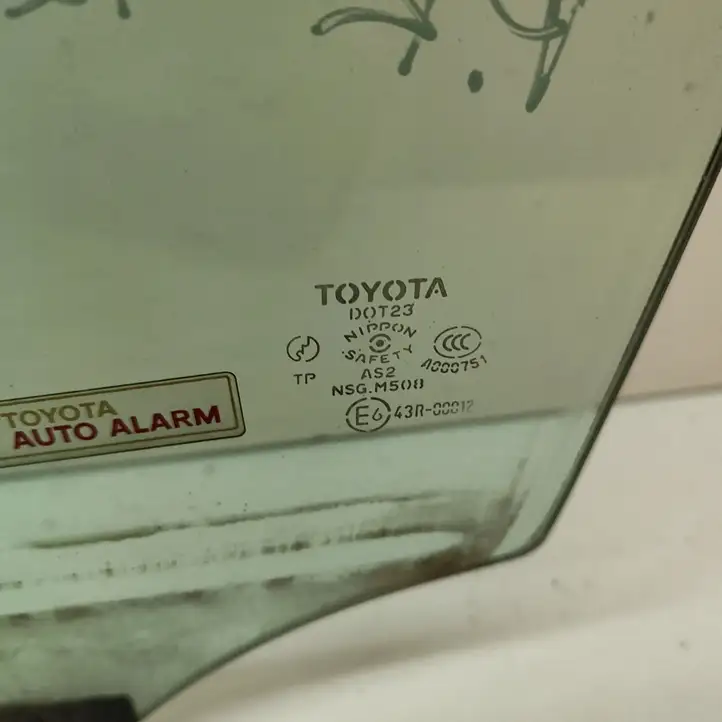 Toyota Land Cruiser (J120) (2002 - 2009) 6810260361 Стекло передней двери — фото 7