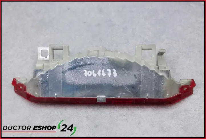 Toyota Yaris (1999 - 2003) Дополнительный стоп фонарь — фото 5