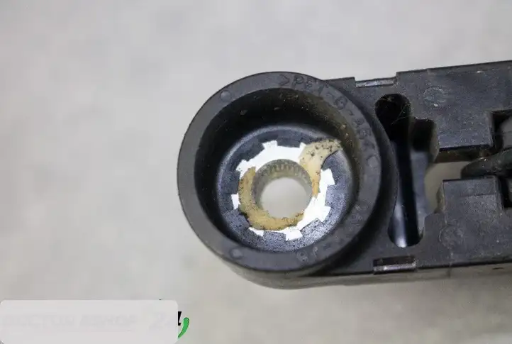 Mazda 3 II (2009 - 2011) Поводок заднего стеклоочистителя — фото 4