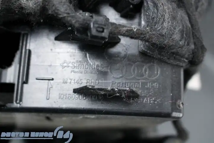 Audi Q3 8U (2011 - 2014) 8U0971679A Крышка бардачка — фото 10