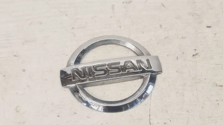 Nissan Note (E11) (2006 - 2014) 90890AU400 Эмблема производителя — фото 1