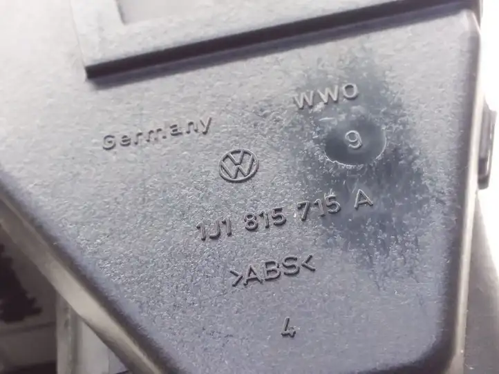 Volkswagen Golf IV (1998 - 2005) 1J1815715A Боковой воздушный дефлектор — фото 4