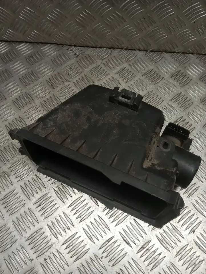 Toyota Yaris (1999 - 2003) 2220422010 Датчик массового расхода воздуха — фото 2