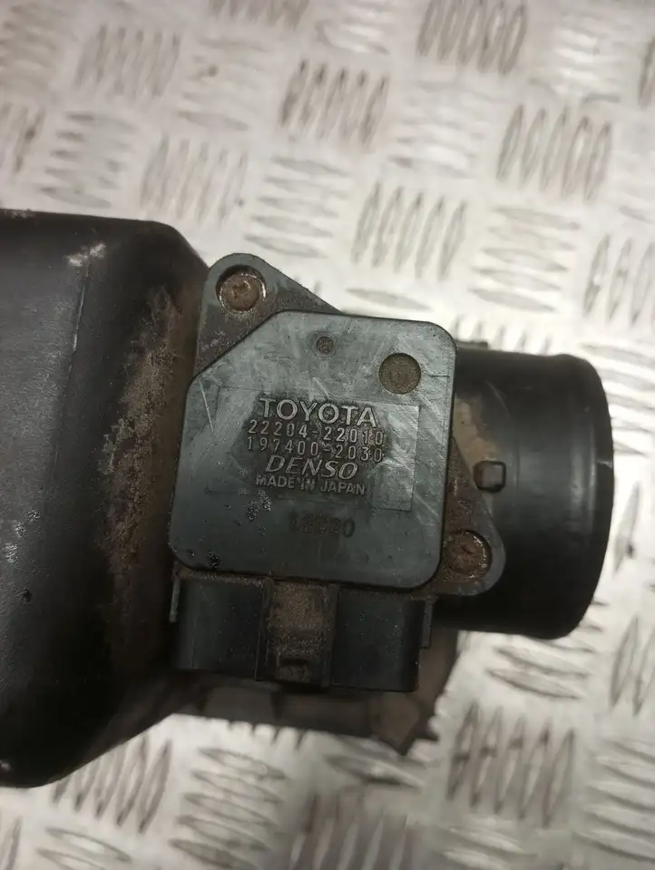 Toyota Yaris (1999 - 2003) 2220422010 Датчик массового расхода воздуха — фото 4