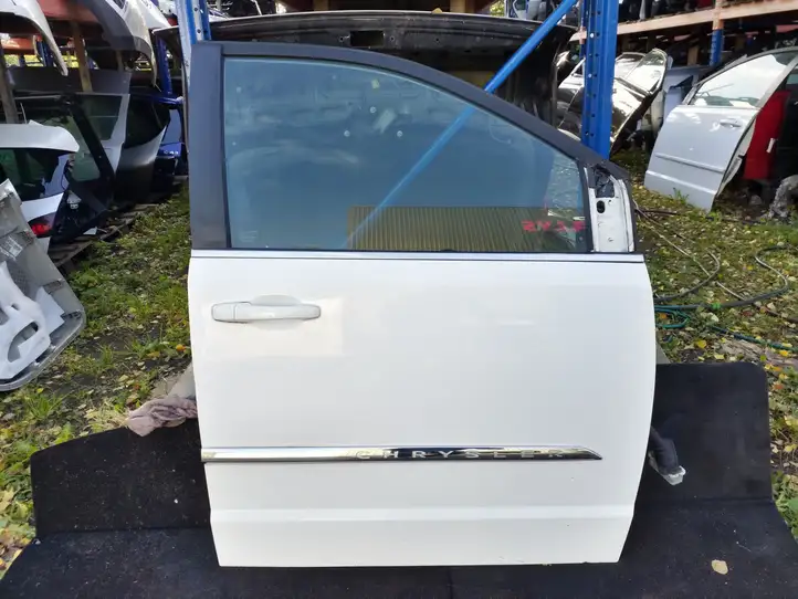 Chrysler Town & Country V (2010 - 2016) Дверь — фото 1