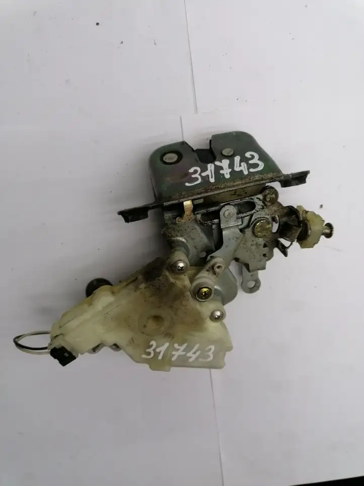 Subaru Impreza II (2003 - 2005) 63100FE000 Замок крышки багажника — фото 2