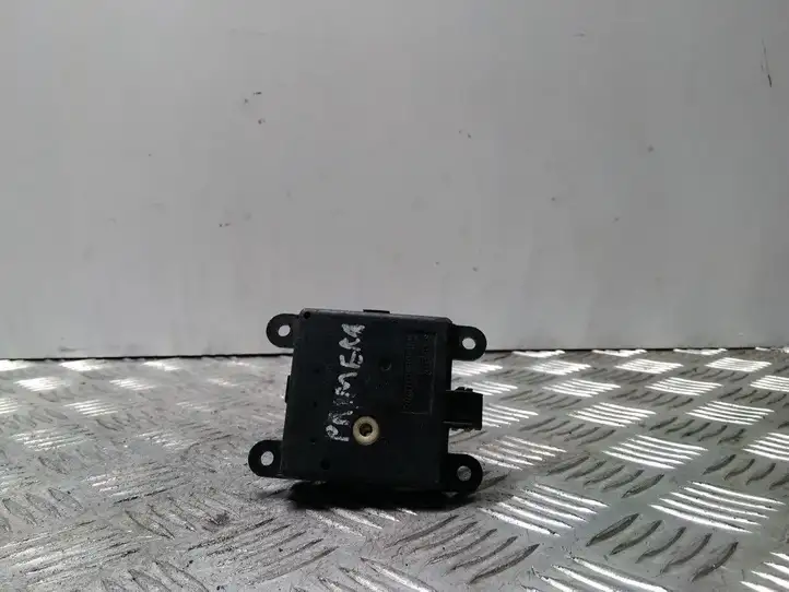 Nissan Primera (2001 - 2008) 3027030840 Двигатель задвижки потока воздуха — фото 3
