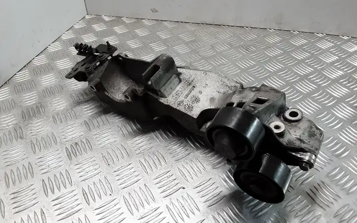 Nissan Qashqai (2006 - 2010) 8200527320 Кронштейн генератора — фото 1