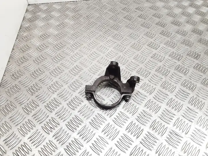 Ford Focus (2011 - 2015)  AV613K305CA Кронштейн подвесного подшипника полуоси