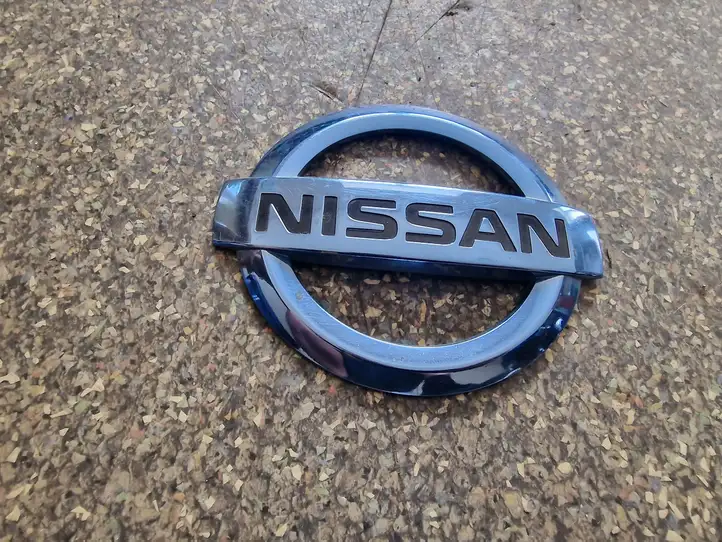 Nissan Leaf I (ZE0) (2010 - 2017) Эмблема производителя — фото 1