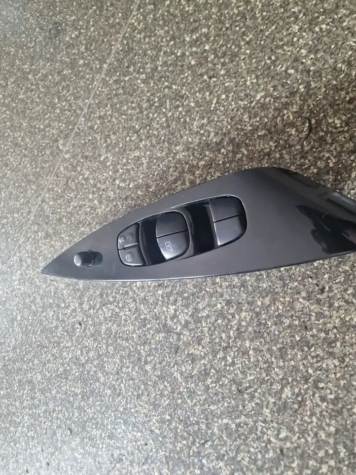 Nissan Leaf I (ZE0) (2010 - 2017) Кнопка стеклоподъемников — фото 1