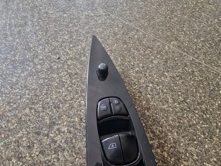 Nissan Leaf I (ZE0) (2010 - 2017) Кнопка стеклоподъемников — фото 2