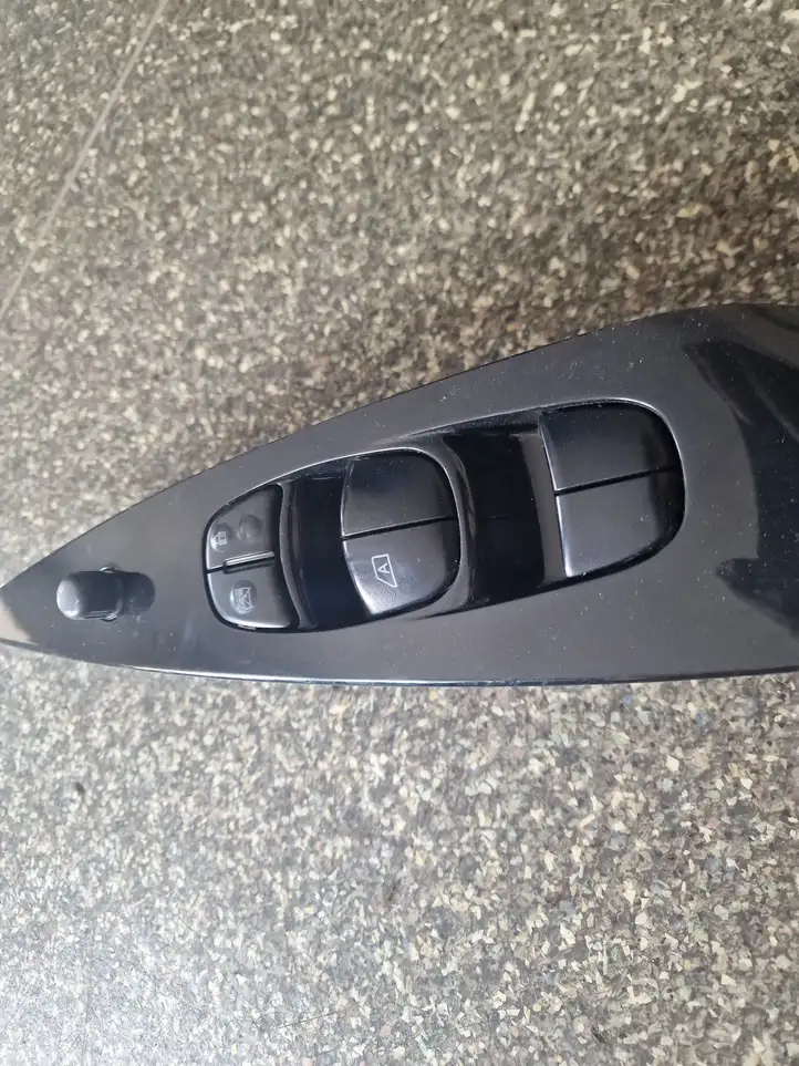 Nissan Leaf I (ZE0) (2010 - 2017) Кнопка стеклоподъемников — фото 3
