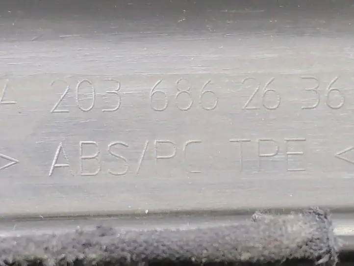 Mercedes-Benz C W203 (2000 - 2007) A2036862636 Внутренняя отделка переднего порога — фото 2