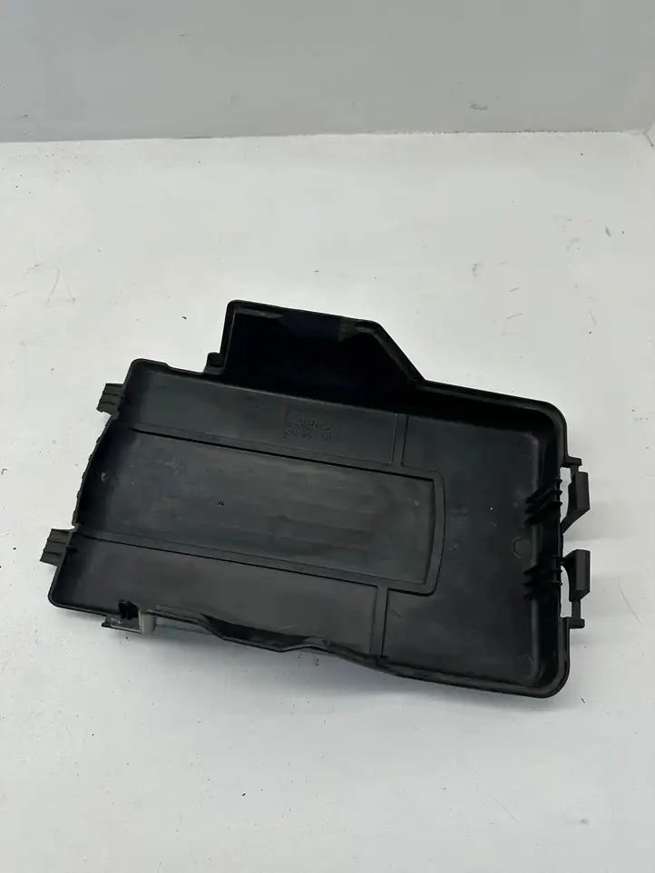 Volkswagen PASSAT B7 (2011 - 2014) 3C0915443A Крышка ящика аккумулятора — фото 2