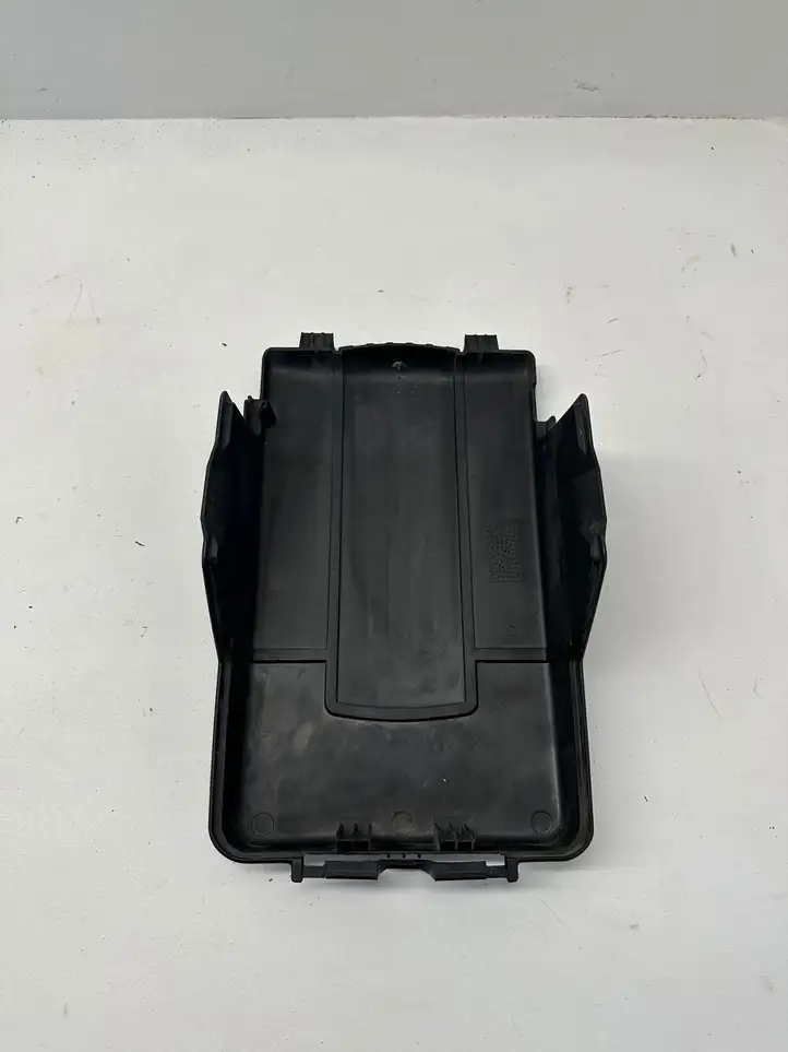 Volkswagen PASSAT B7 (2011 - 2014) 3C0915443A Крышка ящика аккумулятора — фото 3