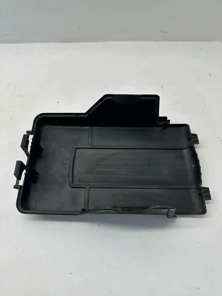 Volkswagen PASSAT B7 (2011 - 2014) 3C0915443A Крышка ящика аккумулятора — фото 8