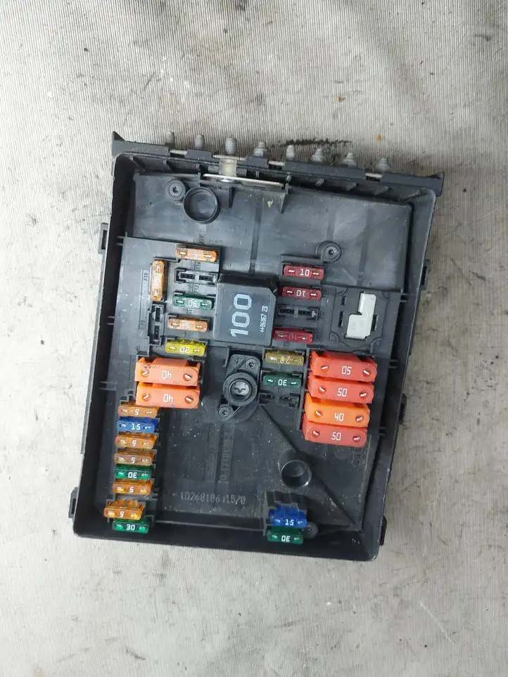 Volkswagen Touran I (2003 - 2010) 1K0937800AB Блок предохранителей (комплект) — фото 1