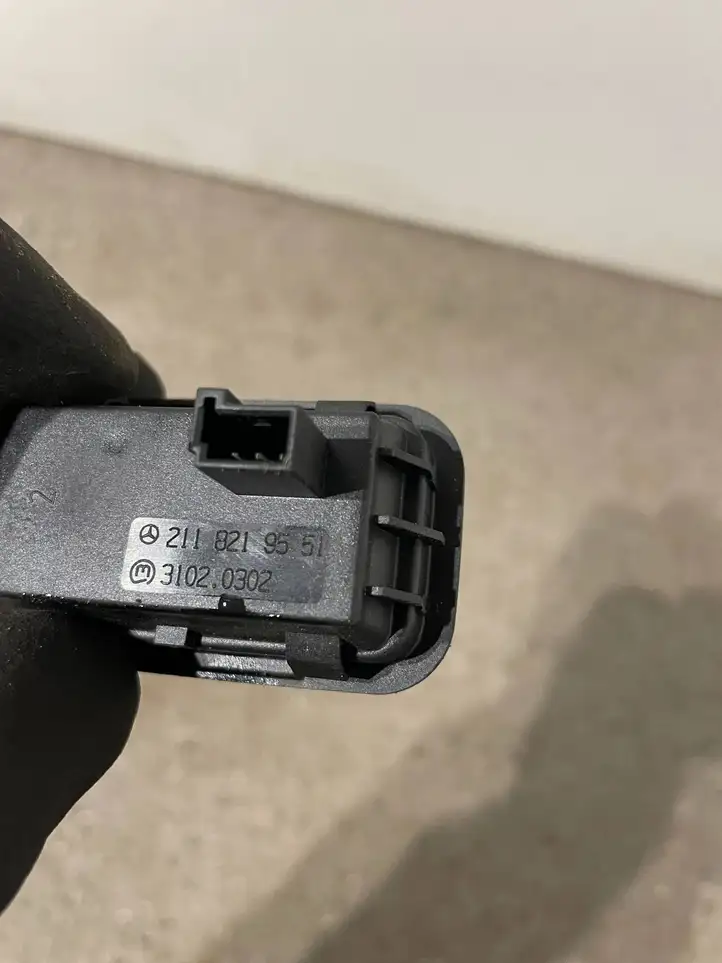 Mercedes-Benz E W212 (2009 - 2016) 2118219551 Кнопка закрытия багажника — фото 5