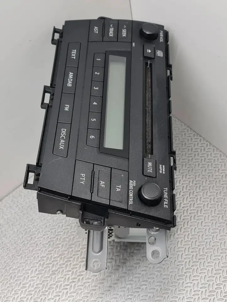 Toyota Prius (XW30) (2009 - 2015) 8612047341 Магнитола / мультимедийная система — фото 2