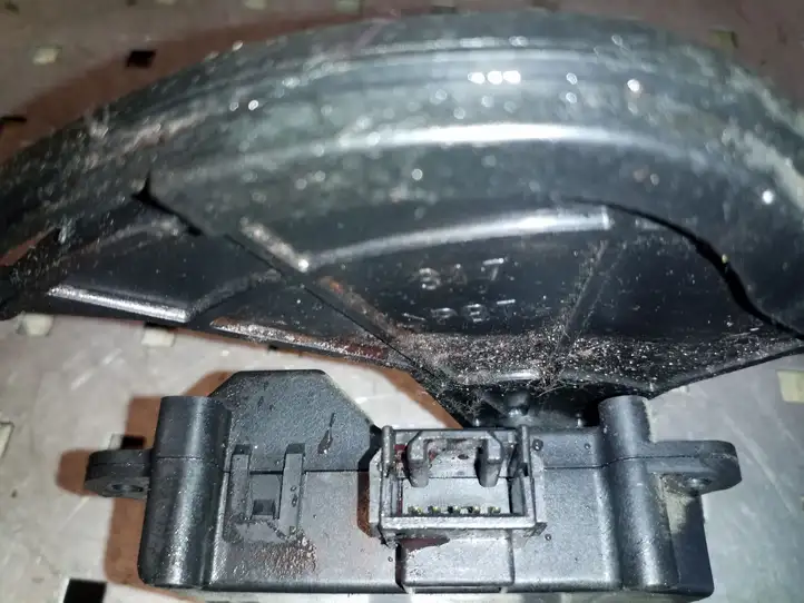 Toyota RAV 4 (XA20) (2000 - 2005) 0637008201 Двигатель задвижки потока воздуха — фото 3