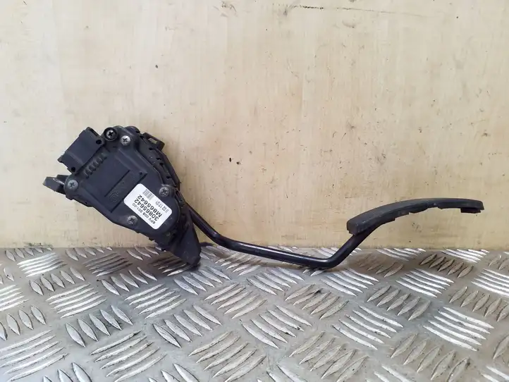 Volvo S40, V40 (2000 - 2004) 30865642 Педаль акселератора — фото 1