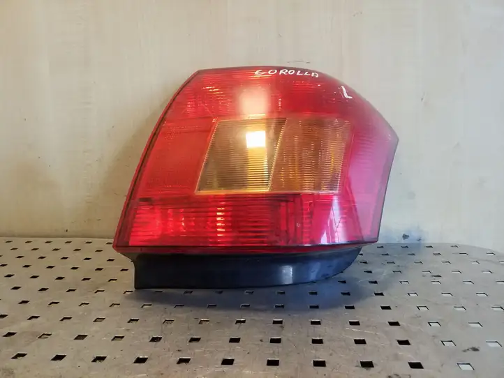 Toyota Corolla E120 E130 (2000 - 2004) 1B02F00 Задний фонарь в кузове — фото 1