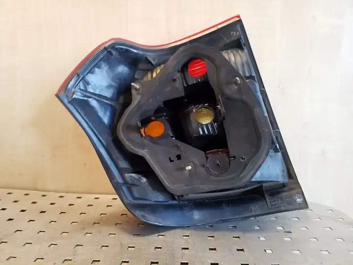 Toyota Corolla E120 E130 (2000 - 2004) 1B02F00 Задний фонарь в кузове — фото 4