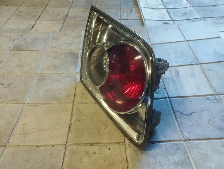 Mazda 6 (2002 - 2005) 22661971 Задний фонарь в крышке багажника — фото 4