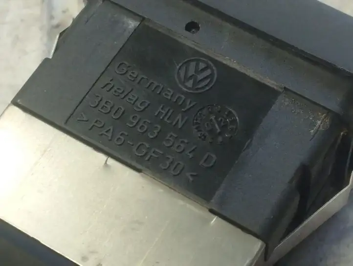 Volkswagen PASSAT B5.5 (2001 - 2005) 3B0963564D Включатель обогрева — фото 2