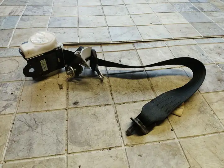 Mazda 5 (2005 - 2010) Ремень безопасности 3-го ряда — фото 1