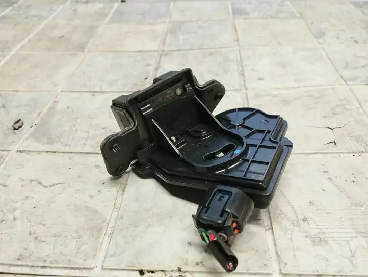 Toyota Auris 150 (2006 - 2012) Замок крышки багажника — фото 2