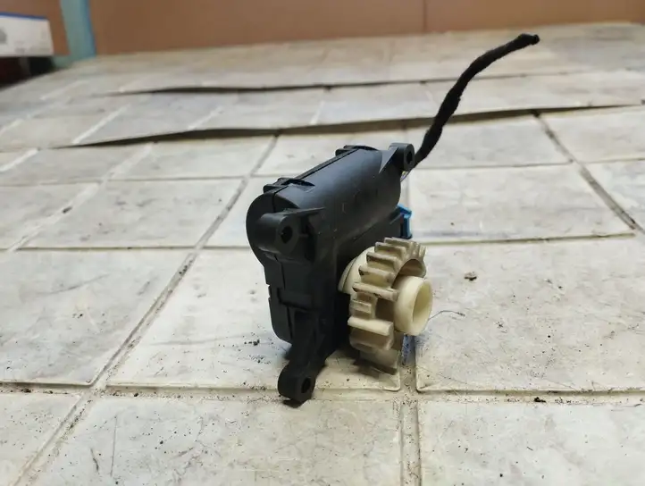 Volkswagen Golf V (2003 - 2009) 0132801336 Двигатель задвижки потока воздуха — фото 3