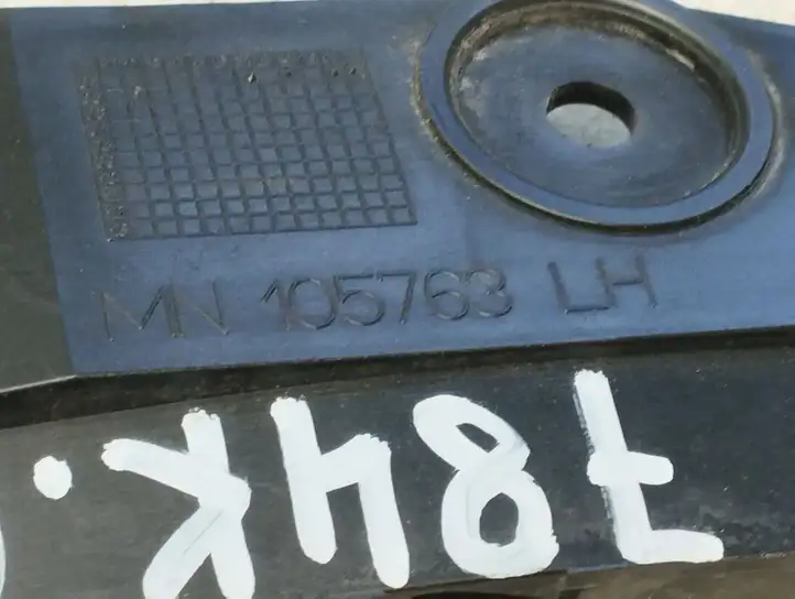 Mitsubishi Colt (2004 - 2008) MN105763 Кронштейн заднего бампера — фото 2