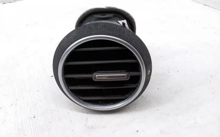 Audi A3/S3 8P (2004 - 2008) 8P0820901D Боковой воздушный дефлектор — фото 1