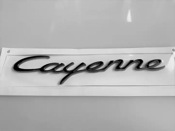 Porsche Cayenne (9PA) (2002 - 2010) Эмблема производителя — фото 1