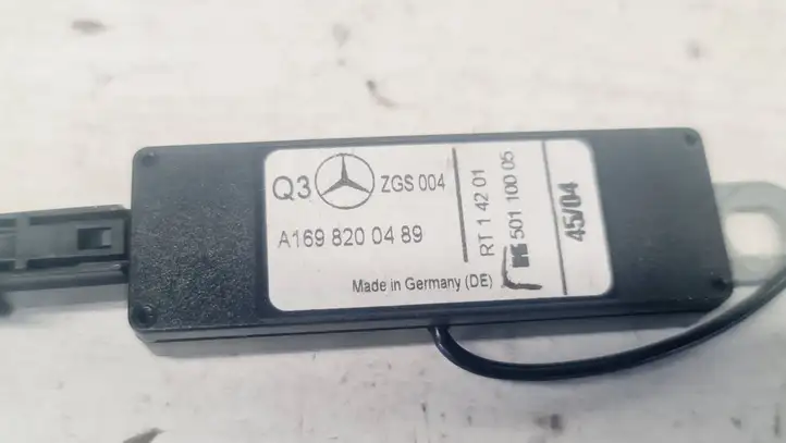 Mercedes-Benz A W169 (2004 - 2012) A1698200489 Усилитель антенны — фото 2