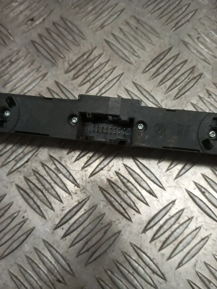 Opel Astra H (2004 - 2009) 03758070XE Включатель аварийных фонарей — фото 4