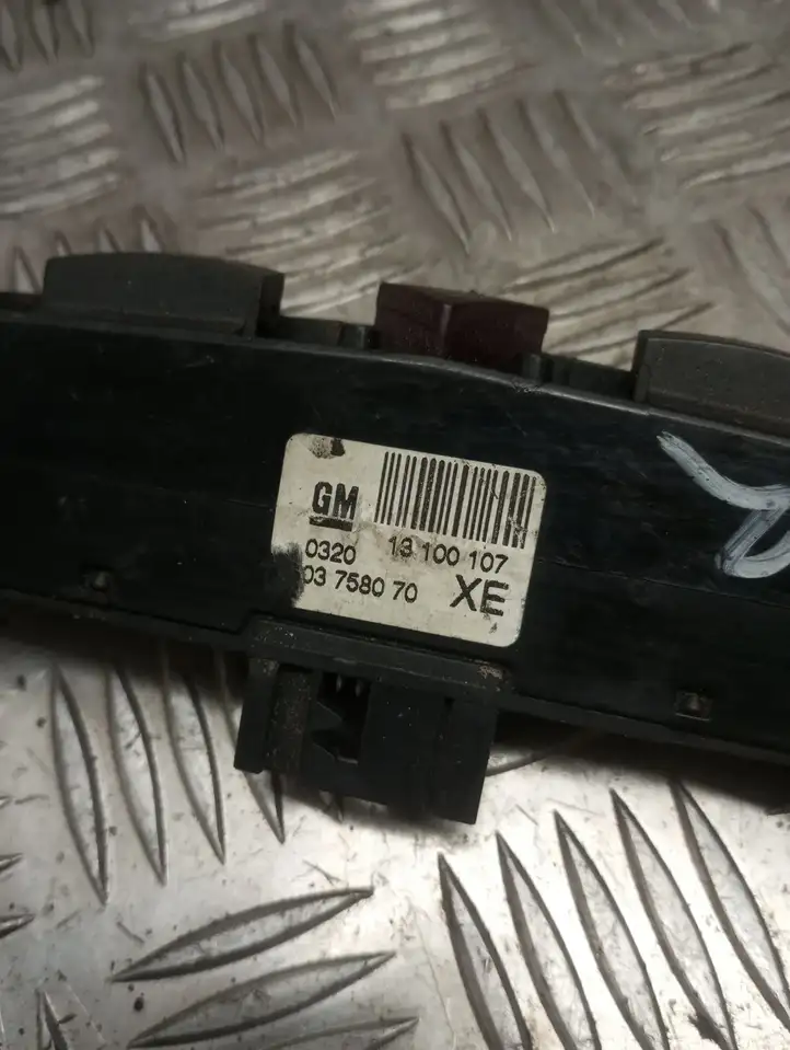 Opel Astra H (2004 - 2009) 03758070XE Включатель аварийных фонарей — фото 5